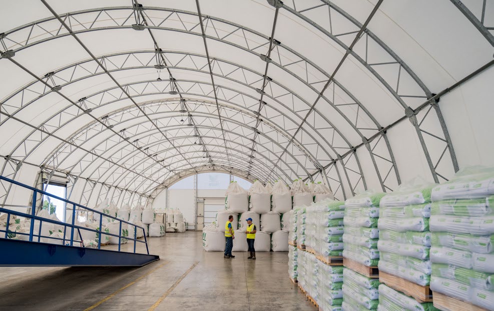Vue intérieure d’un bâtiment TOUTABRI Défense utilisé pour le stockage